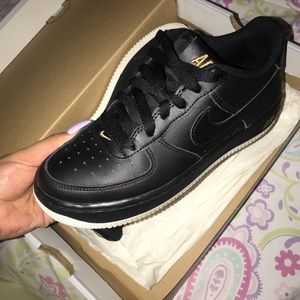 black and white nike air forces